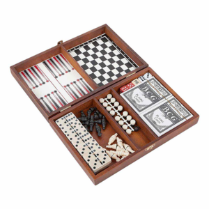 JM017, SET DE JUEGO NAMIBIA(Estuche de madera. Incluye juego de ajedrez. backgammon. 2 barajas plastificadas y dominó.)